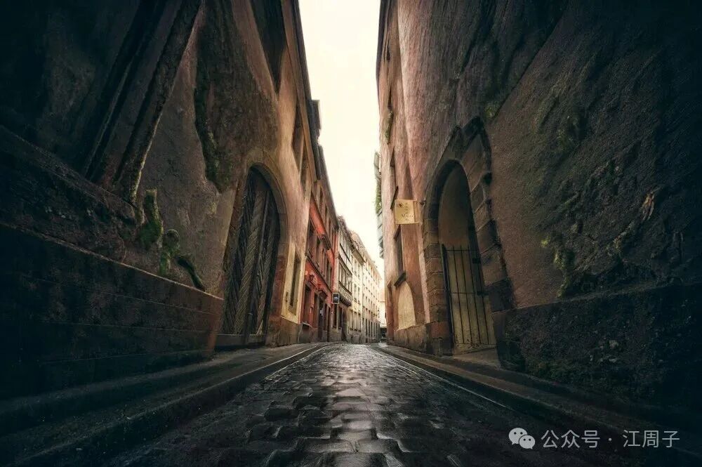 龙窝老街的那条青石板路，已然隐入岁月尘埃，悄然消失了近五十年。它没有详实的文字记