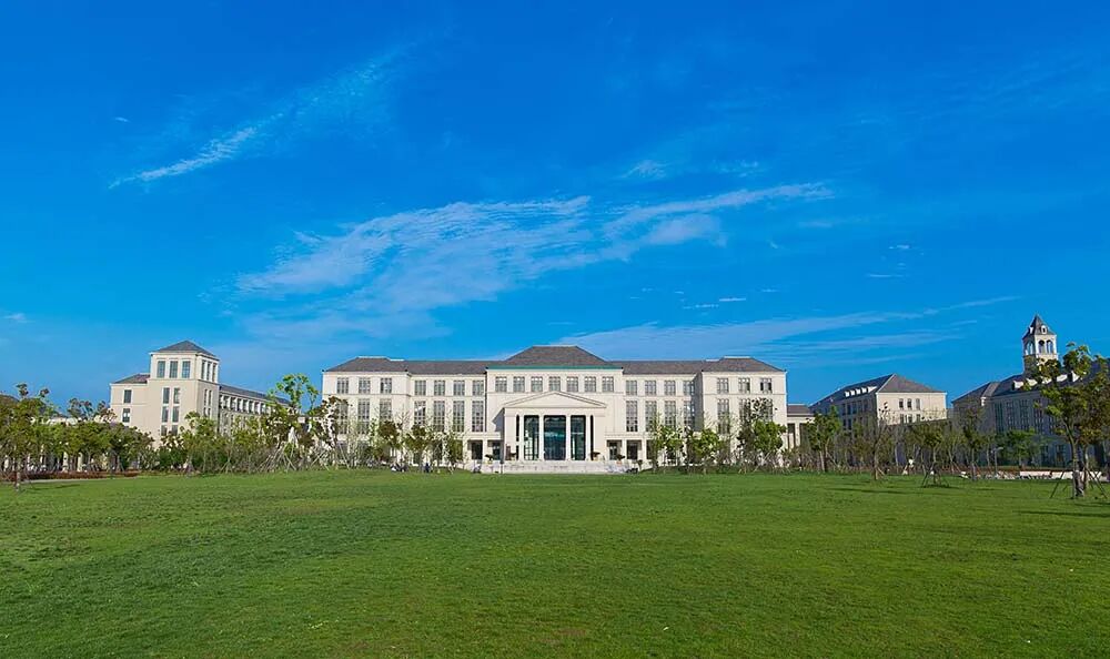 学校坐落在舟山市,现有新城和定海2个校区,有"海上花园大学"的称号.