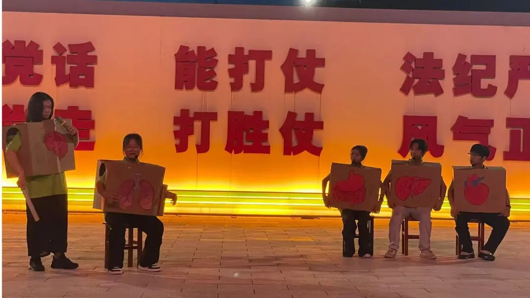 谢嘉诚（右二）、赖芸（右三）、何静熙（左二）  为武警同志表演节目