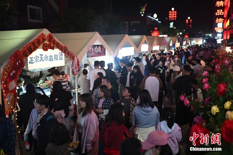 北京：市民逛月亮河夜市 享人间烟火气