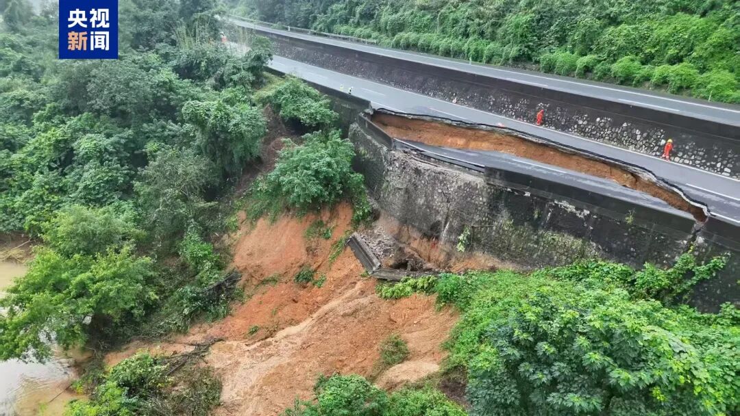 广西百色一高速公路塌陷紧急封路,广西百色一高速公路塌陷，裂缝长约30米，塌陷处最深..