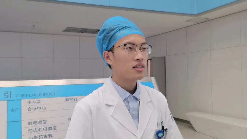 医院担架车怎么使用最美一跃，感动全网！青岛大学附属医院护士迟一勋跳上担架车抢救病人，“宝藏”青年炼成记……_https://www.jmylbn.com_新闻资讯_第4张