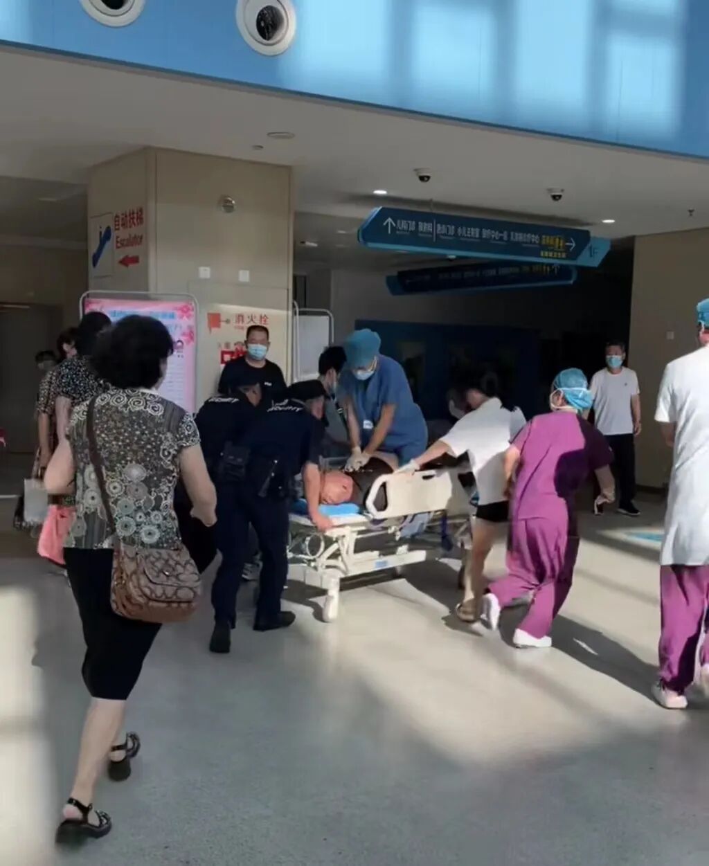 医院担架车怎么使用最美一跃，感动全网！青岛大学附属医院护士迟一勋跳上担架车抢救病人，“宝藏”青年炼成记……_https://www.jmylbn.com_新闻资讯_第3张
