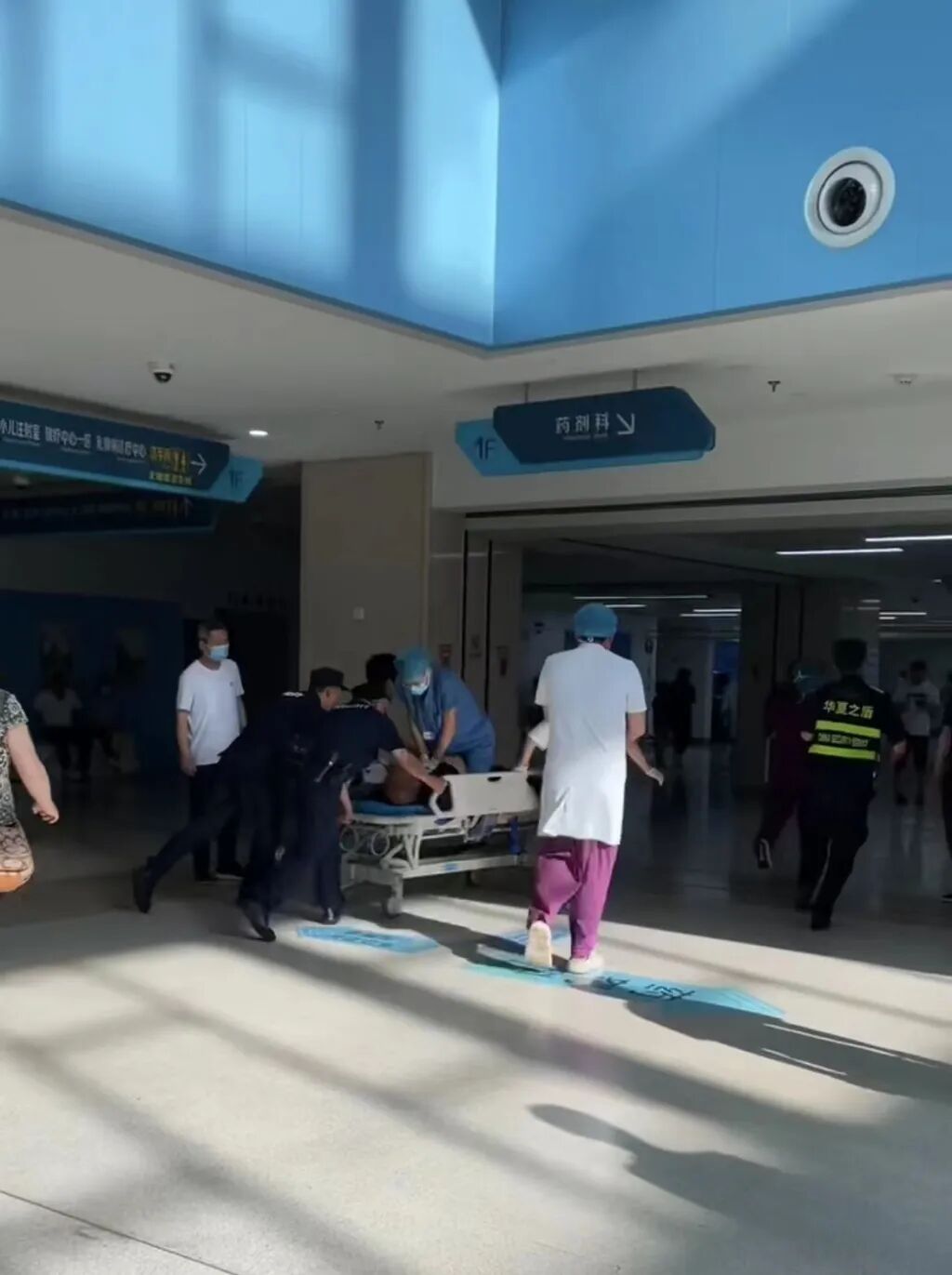 医院担架车怎么使用最美一跃，感动全网！青岛大学附属医院护士迟一勋跳上担架车抢救病人，“宝藏”青年炼成记……_https://www.jmylbn.com_新闻资讯_第5张