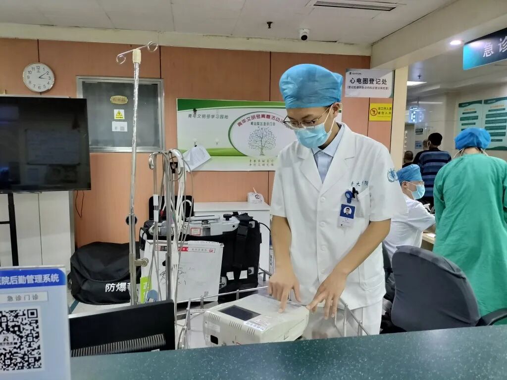 医院担架车怎么使用最美一跃，感动全网！青岛大学附属医院护士迟一勋跳上担架车抢救病人，“宝藏”青年炼成记……_https://www.jmylbn.com_新闻资讯_第8张