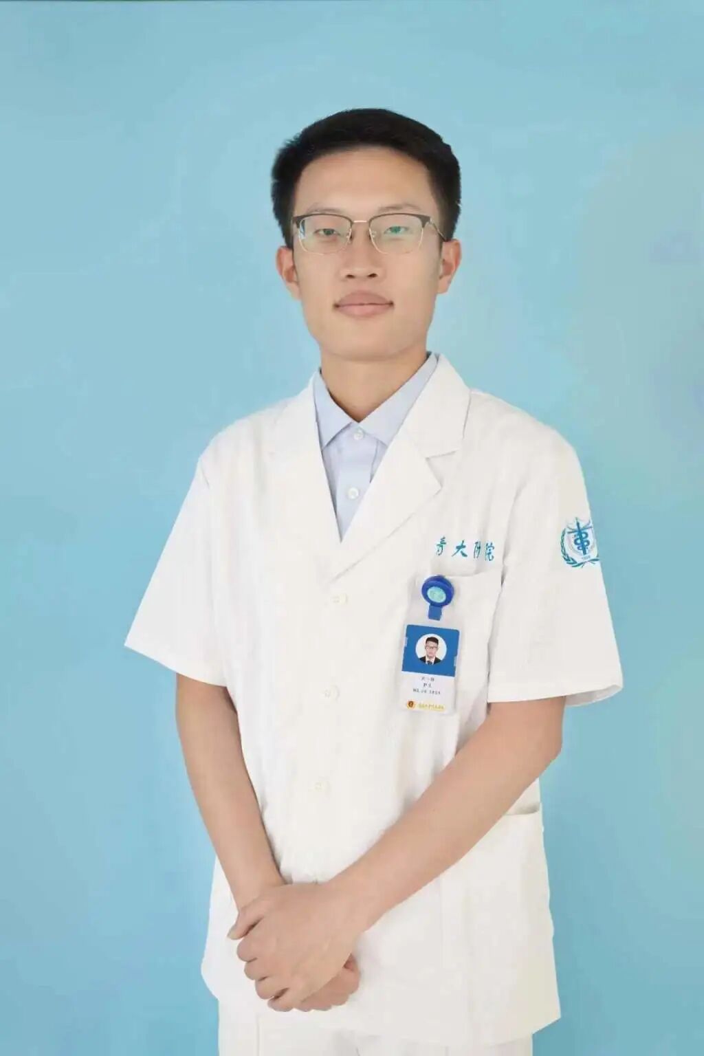 医院担架车怎么使用最美一跃，感动全网！青岛大学附属医院护士迟一勋跳上担架车抢救病人，“宝藏”青年炼成记……_https://www.jmylbn.com_新闻资讯_第6张