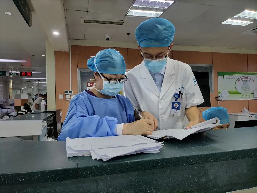 医院担架车怎么使用最美一跃，感动全网！青岛大学附属医院护士迟一勋跳上担架车抢救病人，“宝藏”青年炼成记……_https://www.jmylbn.com_新闻资讯_第7张