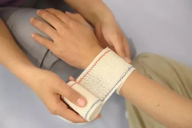 纱布绷带怎么用外伤处理中5种绷带包扎方法，速速get!_https://www.jmylbn.com_新闻资讯_第20张