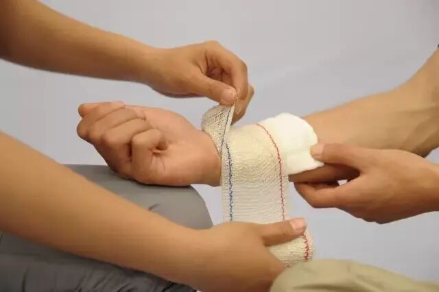 纱布绷带怎么用外伤处理中5种绷带包扎方法，速速get!_https://www.jmylbn.com_新闻资讯_第19张