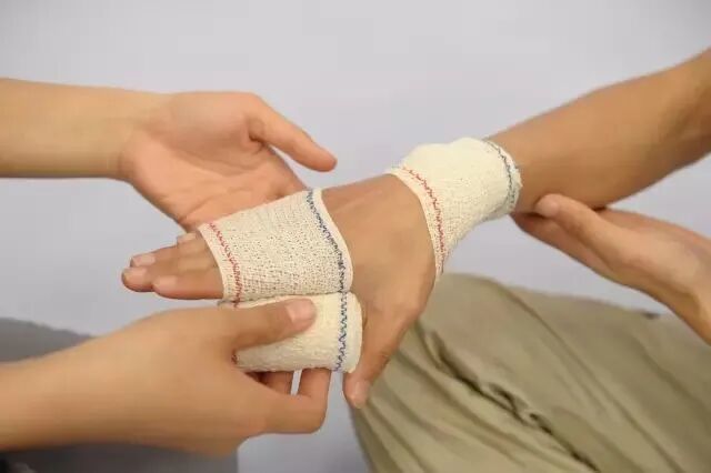 纱布绷带怎么用外伤处理中5种绷带包扎方法，速速get!_https://www.jmylbn.com_新闻资讯_第27张