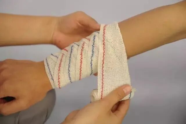 纱布绷带怎么用外伤处理中5种绷带包扎方法，速速get!_https://www.jmylbn.com_新闻资讯_第24张