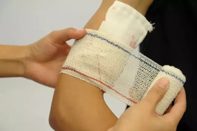 纱布绷带怎么用外伤处理中5种绷带包扎方法，速速get!_https://www.jmylbn.com_新闻资讯_第16张