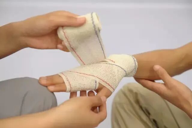 纱布绷带怎么用外伤处理中5种绷带包扎方法，速速get!_https://www.jmylbn.com_新闻资讯_第30张