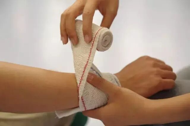 纱布绷带怎么用外伤处理中5种绷带包扎方法，速速get!_https://www.jmylbn.com_新闻资讯_第21张