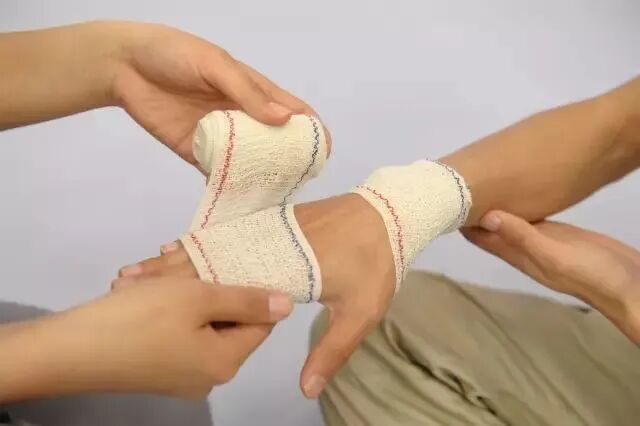 纱布绷带怎么用外伤处理中5种绷带包扎方法，速速get!_https://www.jmylbn.com_新闻资讯_第28张