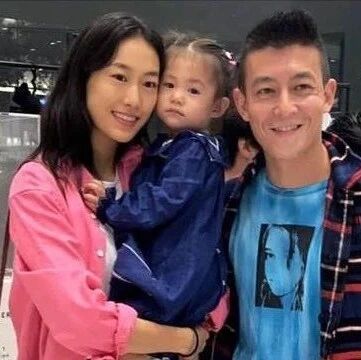 陈冠希与华谊董事长的妻子,在日本街头忘情拥吻,一时间激起了千层浪!