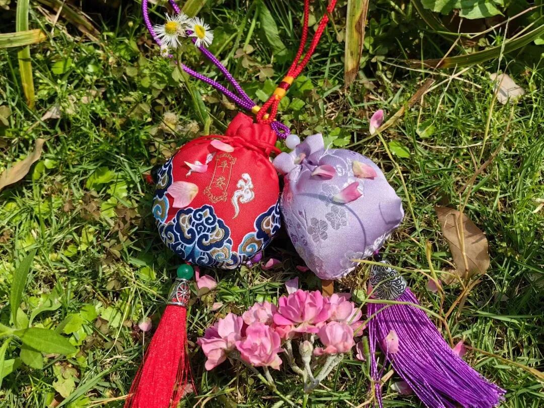 艾叶30克,浮萍6克,白芷12克,藁本10克,石菖蒲10克,迷迭香6克等,共研粗