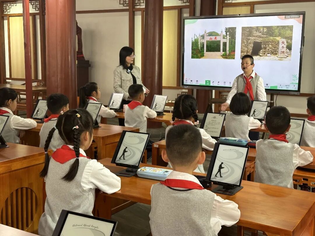 黄冈名师舒建斌对《论语·学而篇》展开释读,同学们在妙趣横生的课堂