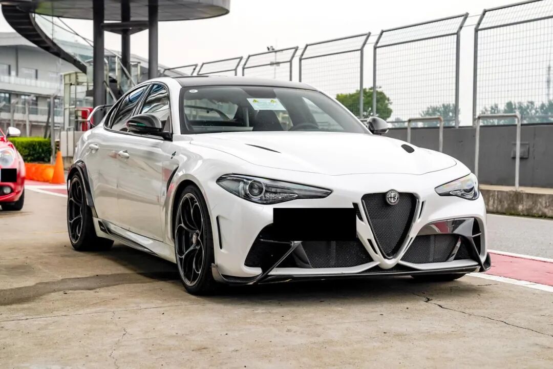 而正因为阿尔法·罗密欧历史悠长,在足够多的赛车比赛中发挥亮眼