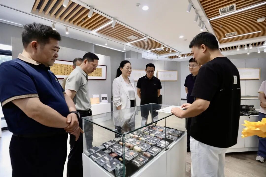 我校仇辉篆刻与微雕名匠工作室荣获市级授牌
