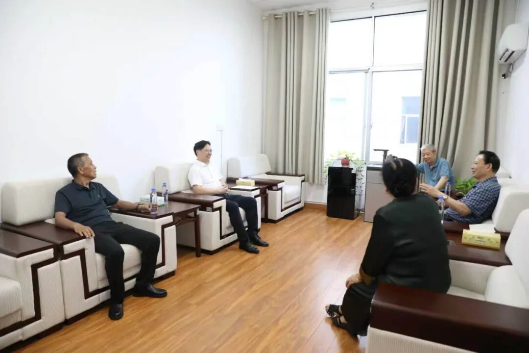 情暖七一传党恩 赓续初心担使命——衡阳幼儿师专开展“七一”走访慰问活动