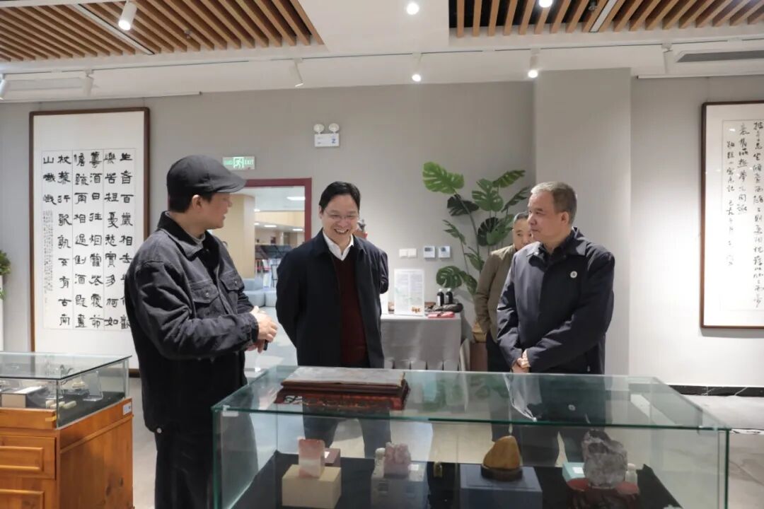 衡阳幼儿师专优秀校友谭长徳回访母校