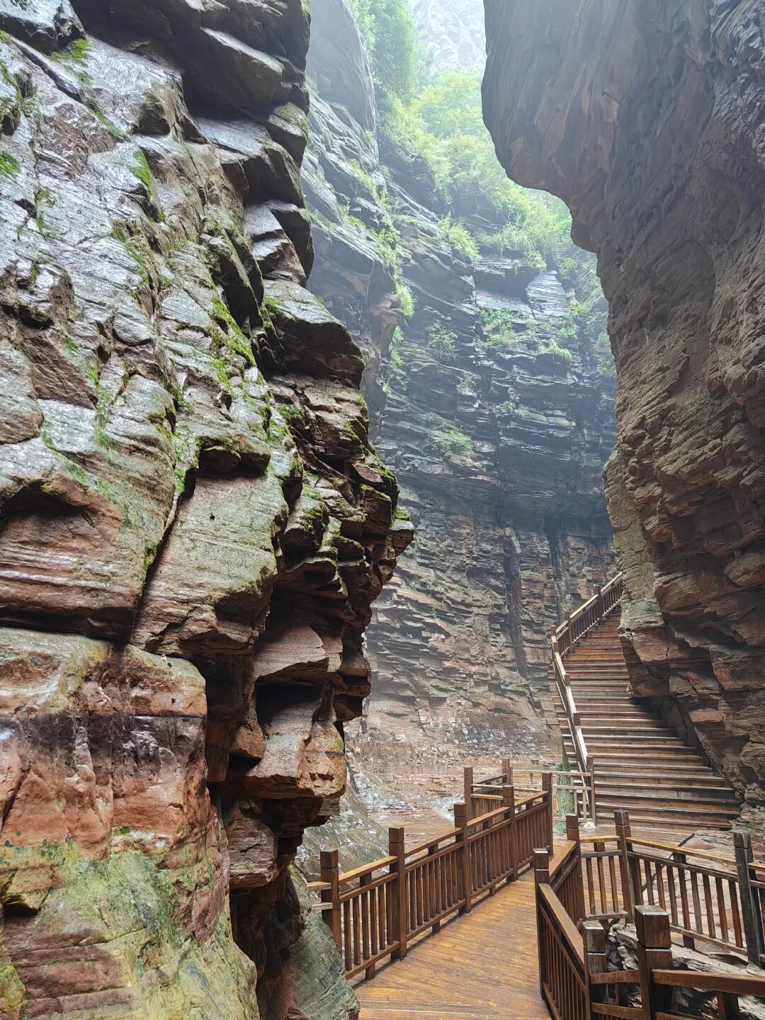 雄踞山西省黎城县北境,方圆10多平方公里,海拔多在1500米～2000米之间