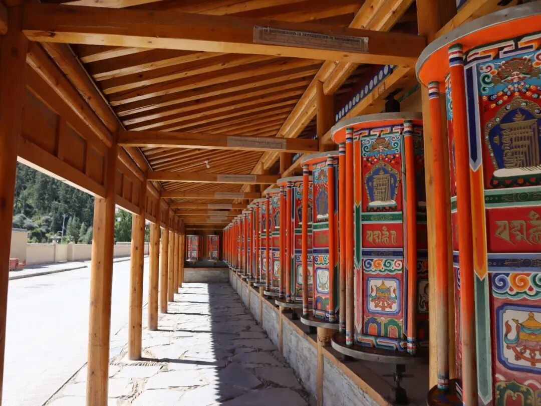 年,正殿东西 5间,南北11间,具有浓郁的藏式风格,内供时轮金刚佛铜像
