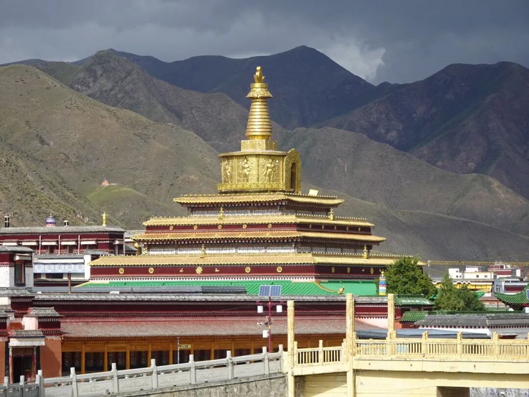 它不仅是藏传佛教的重要寺庙,也是中国文化遗产的一部分,保留着丰富的