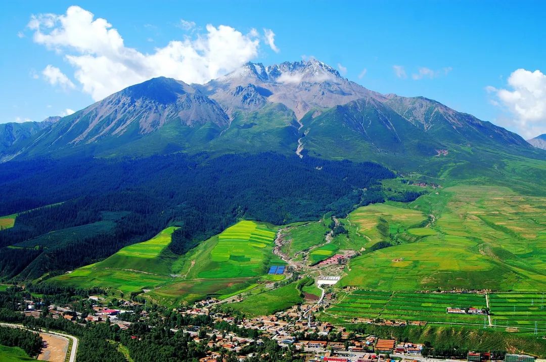 阿咪东索四周的地形呈吉祥八宝之形,居住在祁连地区的藏族,蒙古族