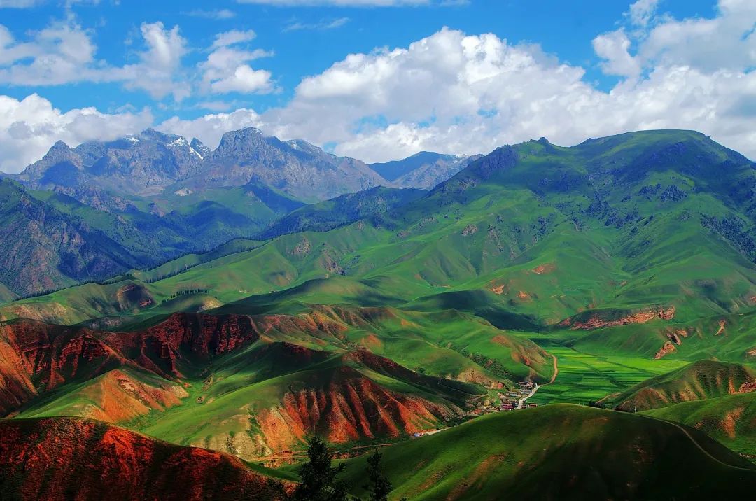 阿咪东索四周的地形呈吉祥八宝之形,居住在祁连地区的藏族,蒙古族