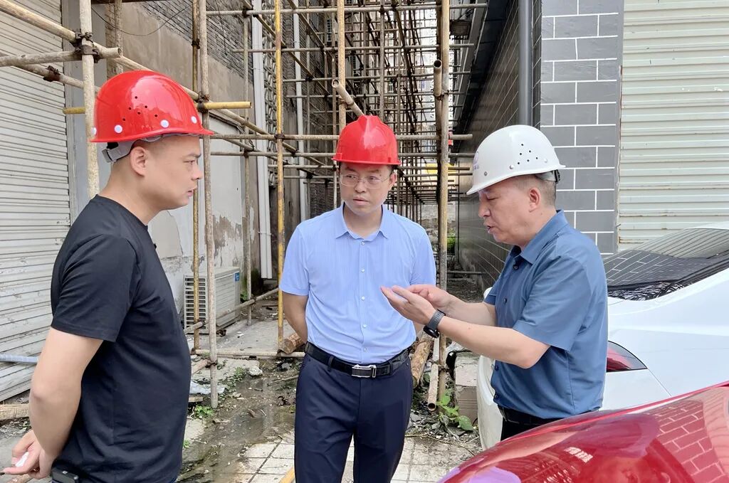 杨仕根一行先后来到金龙华府,2023年背街小巷改造,平