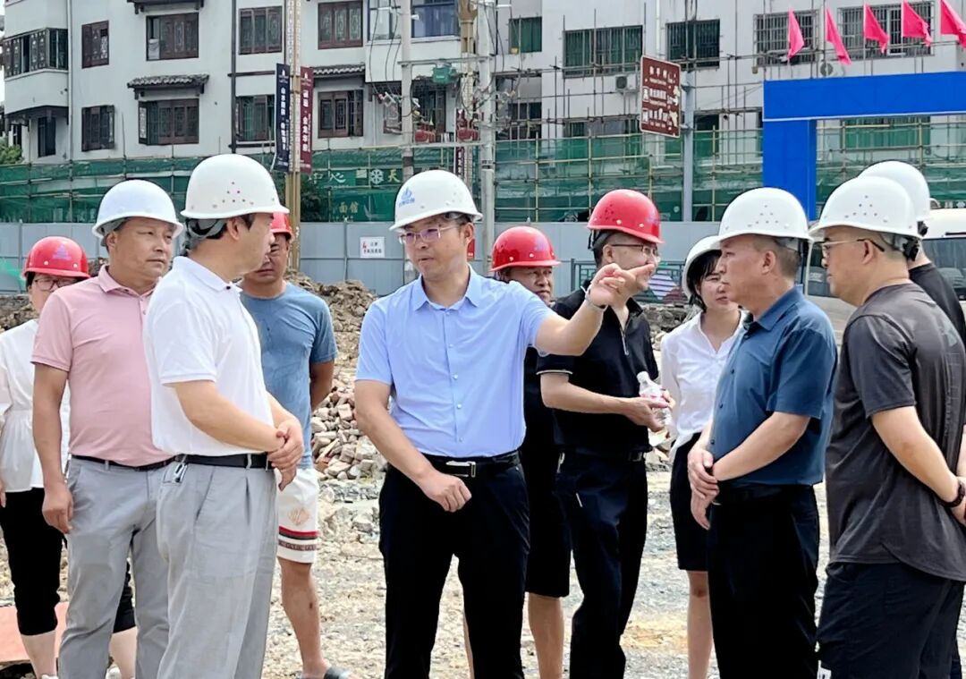 杨仕根强调,老旧小区改造工作是关系群众安居乐业,幸