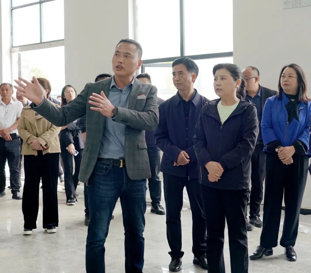 会议期间,杨琼带队先后前往贵州鼎富蕊鑫工业蛋白粉加工有限责任公司