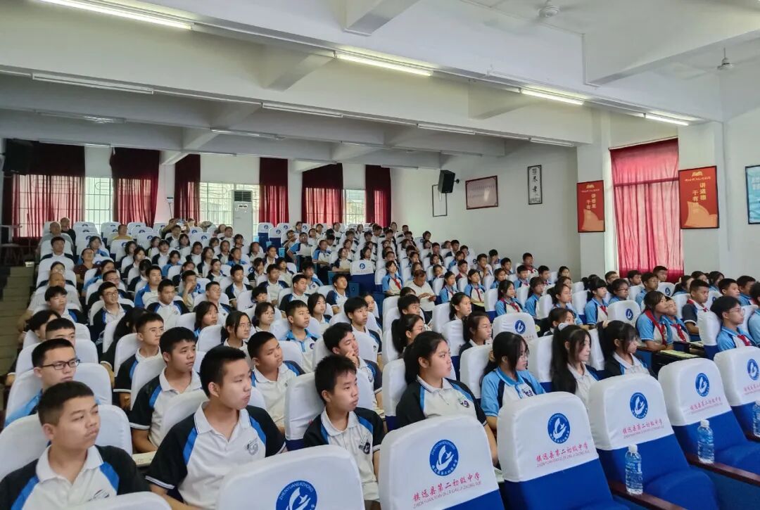 >活动中,中科院老科学家何林,陈光南,原魁分别在文德中学,镇远三中