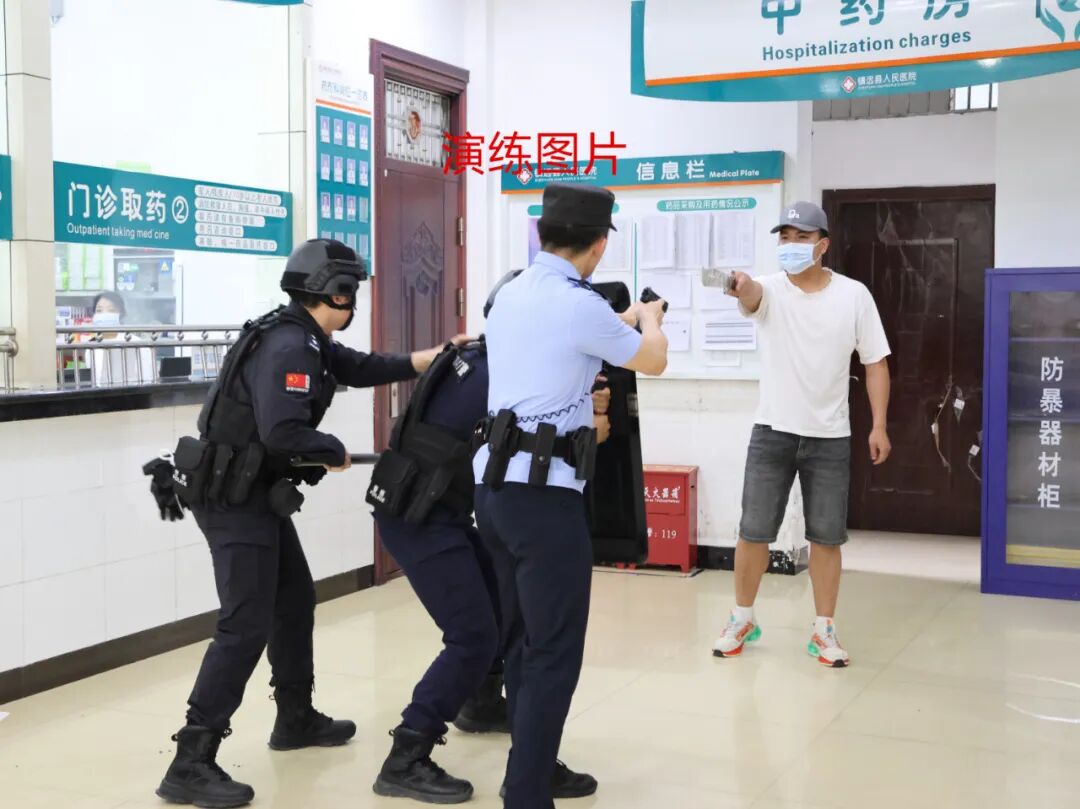 镇远县卫健局联合镇远县公安局在镇远县人民医院开展反恐防暴演练