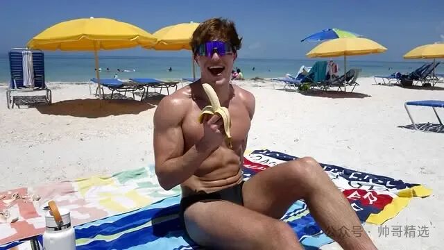 超大胸翘弹脂包肌弹臀帅哥穿比基尼泳裤狂秀事业线.avi