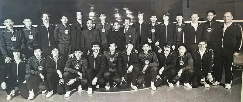 1976年，中国男排访问美国，与美国男排进行交流赛，前排右六为余琰森 图/受访者提供