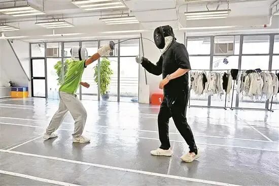 陈伟劲（右）指导小选手