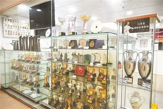 击剑馆内陈列着江旻憓青少年时夺得的荣誉