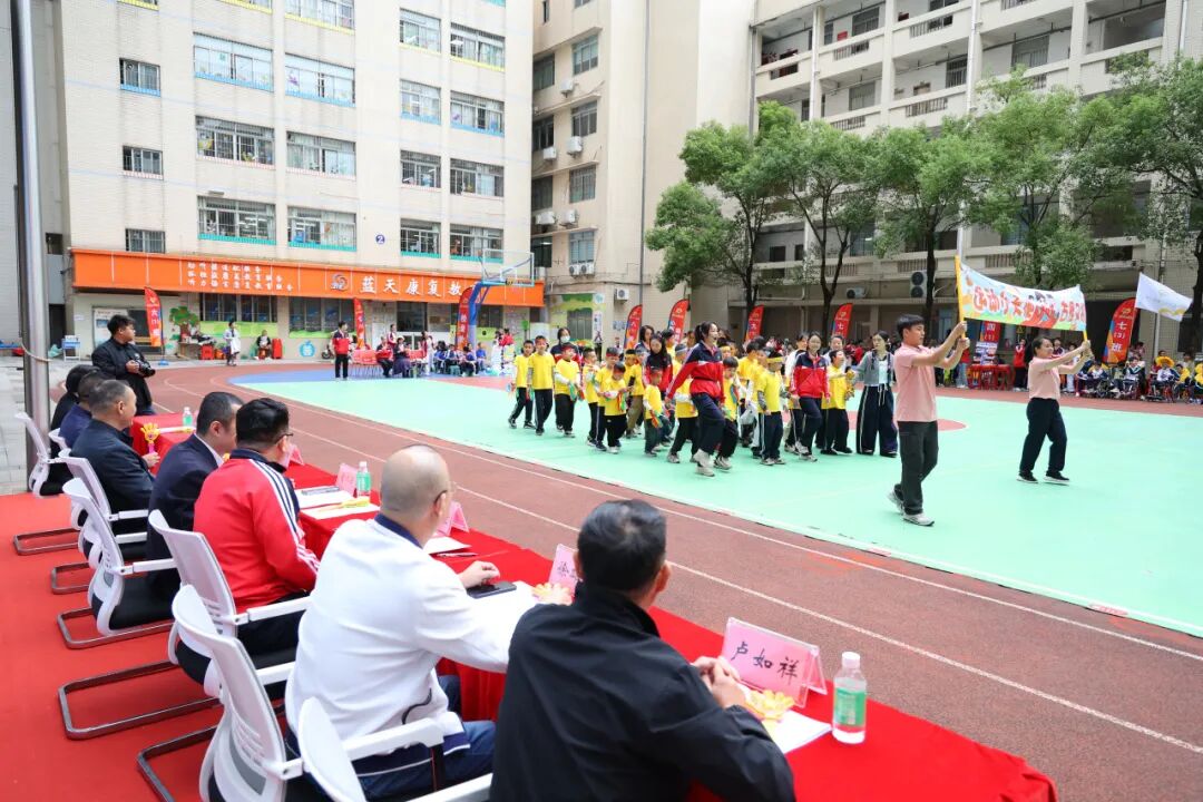 运动员方阵入场。