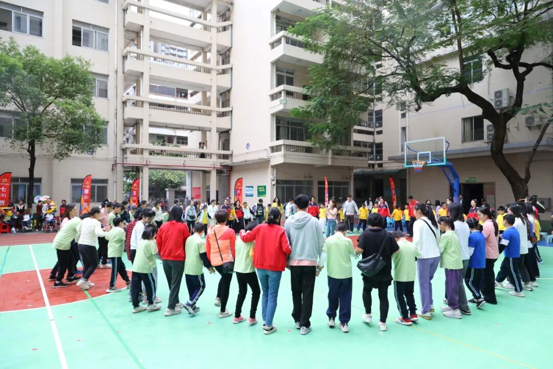 全体师生及家长共同参与大型律动操。