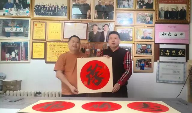 书法的魅力：阎伟老师的磅书情怀与艺术探索
