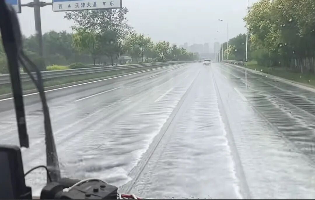 马路雨后被大片白色泡沫覆盖,津云帮问 | 雨天路面为嘛出现白色泡沫？道桥中心详解