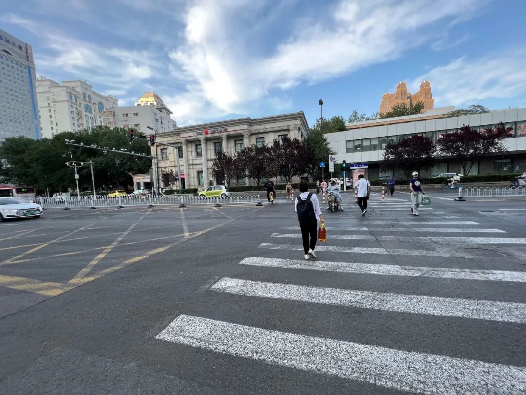 马路雨后被大片白色泡沫覆盖