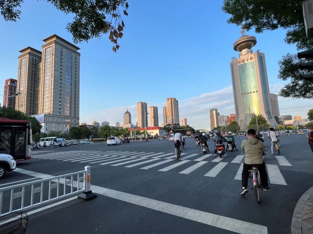 马路雨后被大片白色泡沫覆盖