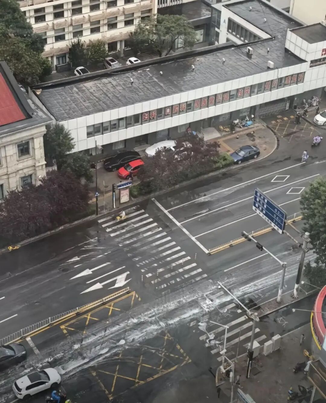 马路雨后被大片白色泡沫覆盖