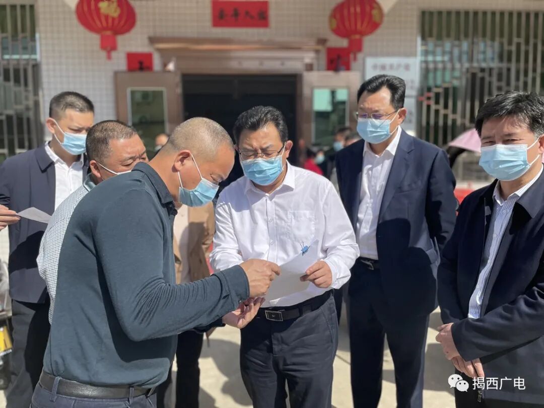 县委书记刘端雄先后到河婆街道后埔村,下滩村,溪角村,重点检查临时