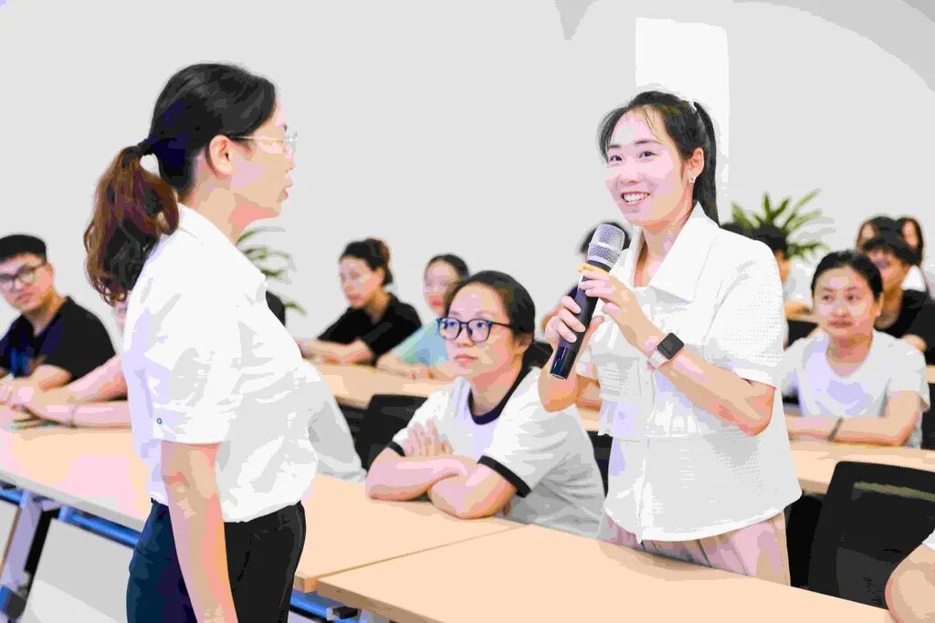 4  现场互动问答。第1眼TV-华龙网 姬一鸣 摄