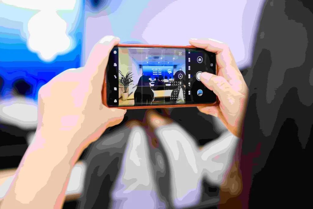 2 现场，学员用手机记录网络安知识。第1眼TV-华龙网 姬一鸣 摄